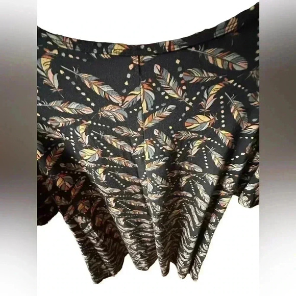Lularoe size medium perfect tee swing top‎ with feathers! VGUC. - Picture 3 of 5